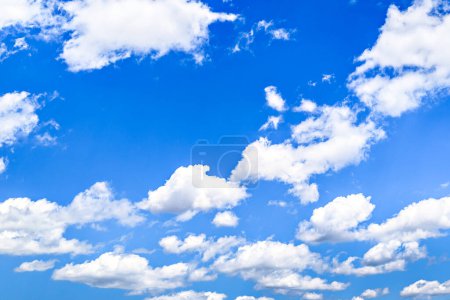 Téléchargez les photos : Nuages blancs dans un ciel bleu vif. La beauté de la nature - en image libre de droit