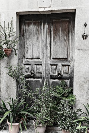 Foto de Antigua puerta de madera de una casa en el pueblo de Valldemossa Mallorca Islas Baleares España. Efecto blanco y negro - Imagen libre de derechos