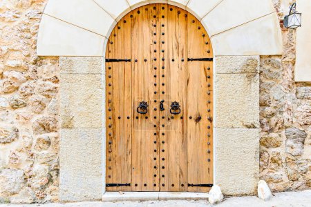 Foto de Antigua puerta de madera de una casa en el pueblo de Valldemossa Mallorca Islas Baleares España - Imagen libre de derechos