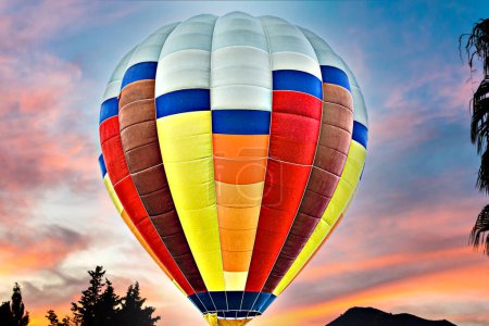Téléchargez les photos : Ballon à air chaud coloré survolant le ciel bleu avec des nuages blancs - en image libre de droit