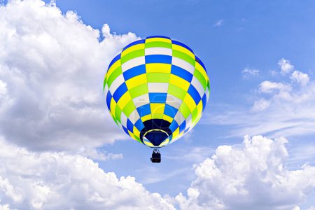 Téléchargez les photos : Ballon à air chaud coloré survolant le ciel bleu avec des nuages blancs - en image libre de droit