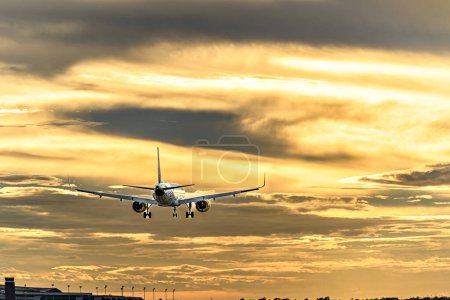 Téléchargez les photos : Barcelone, Espagne ; 1 novembre 2023 : Avion Airbus A320 de la compagnie Vueling, atterrissant à l'aéroport Josep Tarradellas Barcelone-El Prat, au coucher du soleil - en image libre de droit