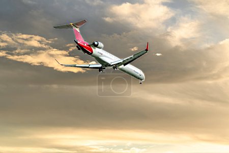 Téléchargez les photos : Barcelone, Espagne ; 1er novembre 2023 : Avion Bombardier CRJ _ 1000 de la compagnie régionale Air Nostrum Iberia, atterrissant à l'aéroport Josep Tarradellas de Barcelone-El Prat, au coucher du soleil - en image libre de droit