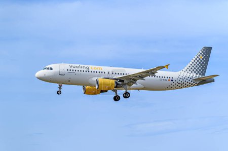 Téléchargez les photos : Barcelone, Espagne ; 10 avril 2023 : Avion Vueling Airbus A320, atterrissage à l'aéroport Josep Tarradellas de Barcelone-El Prat - en image libre de droit