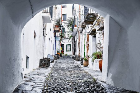 Rue pavée typique de la vieille ville de Cadaques, Costa Brava, Gérone, Espagne