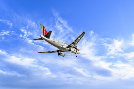 Téléchargez les photos : Barcelone, Espagne ; 1 novembre 2023 : Airbus A319 de la compagnie Tap Air Portugal, atterrissant à l'aéroport Josep Tarradellas de Barcelone-El Prat - en image libre de droit