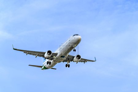 Téléchargez les photos : Barcelone, Espagne ; novembre 1, 2023 : Airbus A321 avion de la société Vueling, atterrissage à la Josep Tarradellas Barcelone-El Prat - en image libre de droit