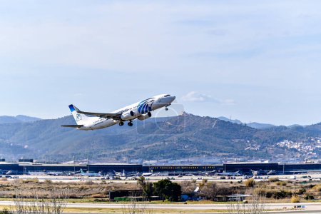 Téléchargez les photos : Barcelone, Espagne ; 12 mars 2023 : Boeing 737 avion de la compagnie Egyptair décollant de l'aéroport Josep Tarradellas de Barcelone-El Prat - en image libre de droit