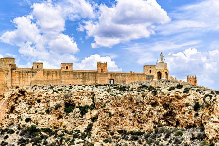 Téléchargez les photos : Vue sur les murs de la colline de San Cristobal en face de l'Alcazaba d'Almeria, Espagne - en image libre de droit