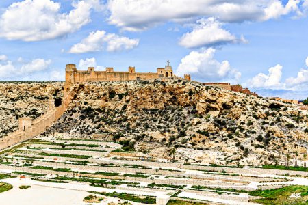 Téléchargez les photos : Vue sur les murs de la colline de San Cristobal en face de l'Alcazaba d'Almeria, Espagne - en image libre de droit