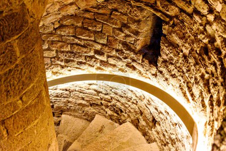 Escaleras romanas en espiral dentro del Castillo de Cardona, Barcelona, España