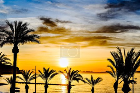 Schöner Sonnenuntergang mit orangefarbenem Himmel am Strand von Aguadulce, Almeria, Andalusien