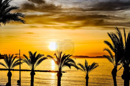 Schöner Sonnenuntergang mit orangefarbenem Himmel am Strand von Aguadulce, Almeria, Andalusien