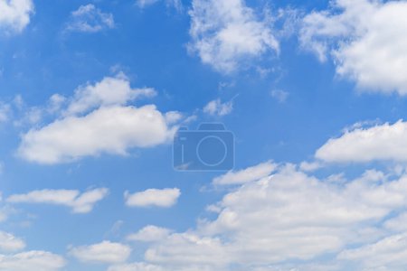 Weiße Wolken am strahlend blauen Himmel. Die Schönheit der Natur