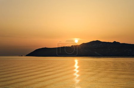 Vista del atardecer con fondo de isla santorini, Grecia
