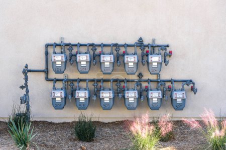 Contadores de gas natural en la pared externa de un condominio. Santa Clarita, CA, Estados Unidos.