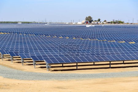 Foto de Filas de paneles solares en el campo de California en un día soleado de otoño. Ducor, CA, EE.UU.. - Imagen libre de derechos