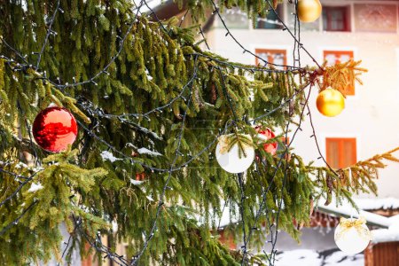 Foto de Detalle de un árbol de Navidad al aire libre en un pueblo de montaña en un día soleado - Imagen libre de derechos