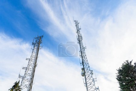 Téléchargez les photos : Les tours de télécommunication contre ciel bleu avec des nuages. San Francisco, CA, États-Unis. - en image libre de droit