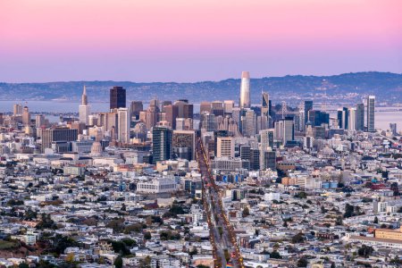 Foto de Vista del horizonte del centro de San Francisco al atardecer en otoño. California, Estados Unidos. - Imagen libre de derechos