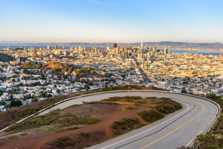 Téléchargez les photos : Vue surélevée du centre-ville de San Francisco au coucher du soleil en automne. Une route sinueuse est au premier plan. Californie, États-Unis. - en image libre de droit