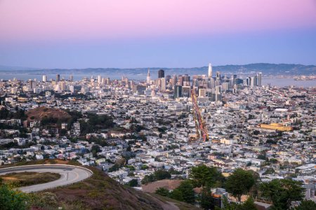 Foto de Vista elevada del horizonte de San Francisco bajo el cielo rosado al atardecer en otoño. California, Estados Unidos. - Imagen libre de derechos