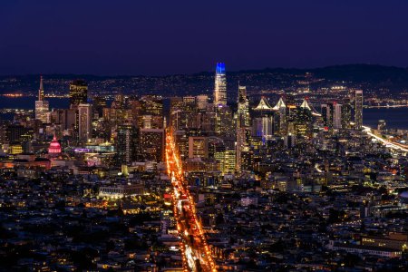Téléchargez les photos : Vue de nuit sur San Francisco skyline. Californie, États-Unis. - en image libre de droit