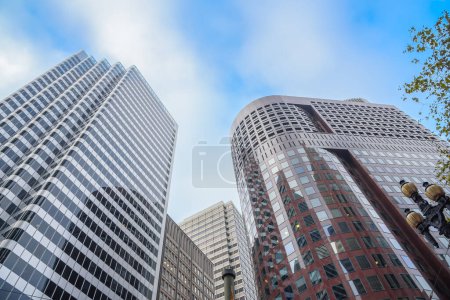Foto de Vista de ángulo bajo de edificios de oficinas de gran altura contra el cielo azul con nubes en otoño. San Francisco, CA, Estados Unidos. - Imagen libre de derechos