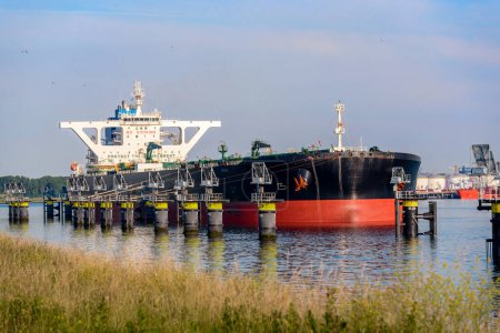 Foto de Buque cisterna de petróleo crudo en puerto al atardecer. Rotterdam, Países Bajos. - Imagen libre de derechos