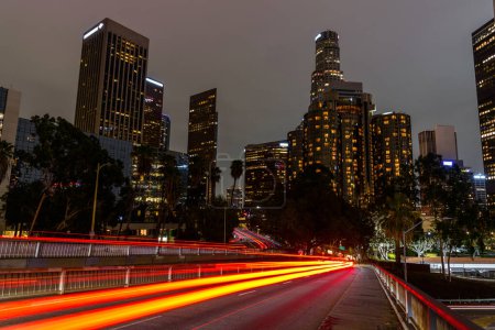Foto de View of Los Angeles financial district at night in autumn. California, USA. - Imagen libre de derechos