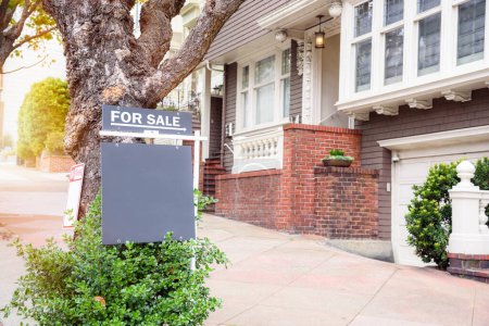 Foto de Real estate sign in front of a Townhouse on sale. San Francisco, Ca, USA. - Imagen libre de derechos