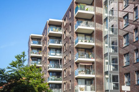 Téléchargez les photos : Detail of a modern brick apartment building on a clear summer day. Bremerhaven, Germany. - en image libre de droit