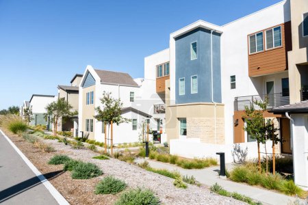 Foto de Nuevas casas adosadas modernas en un desarrollo de viviendas en California en un día claro de otoño. Santa Clarita, CA, Estados Unidos. - Imagen libre de derechos