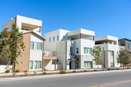 Téléchargez les photos : Maisons individuelles nouvellement construites le long d'une rue dans un ensemble résidentiel par une journée ensoleillée d'automne. Santa Clarita, CA, États-Unis. - en image libre de droit