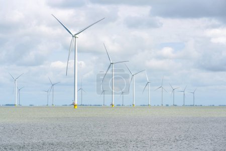Foto de Parque eólico en alta mar en un día nublado. IJsselmeer, Países Bajos. - Imagen libre de derechos