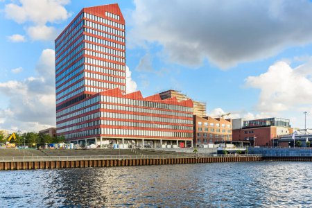 Foto de Edificios de oficinas en construcción a lo largo de un puerto al atardecer. Bremen, Alemania. - Imagen libre de derechos