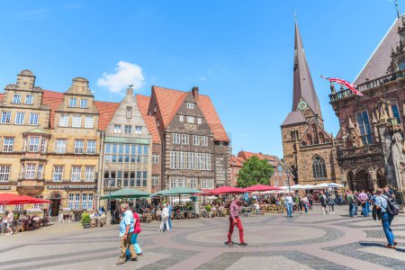 Foto de Bremen, Alemania - 21 de junio de 2022: turistas y lugareños disfrutan de un soleado día de verano en la plaza del mercado - Imagen libre de derechos