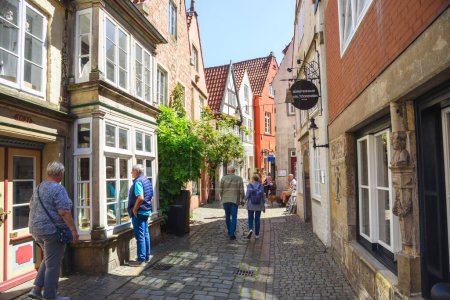 Foto de Bremen, Alemania - 21 de junio de 2022: Compras de escaparates en el distrito histórico de Schnoor - Imagen libre de derechos