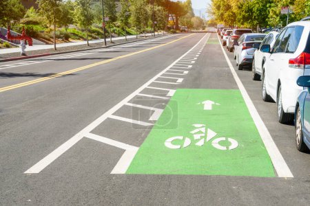Téléchargez les photos : Voie cyclable vide le long d'une route dans un parc d'affaires. Les voitures sont garées le long de la voie. Mountain View, CA, États-Unis. - en image libre de droit