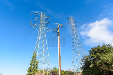 Foto de Pilones de electricidad que soportan líneas de alto voltaje en un día claro de otoño. Mountain View, CA, Estados Unidos. - Imagen libre de derechos