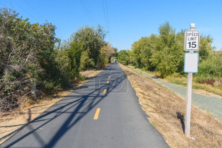 Téléchargez les photos : Piste cyclable et piétonne bordée d'arbres par une journée ensoleillée d'automne. Mountain View, CA, États-Unis. - en image libre de droit