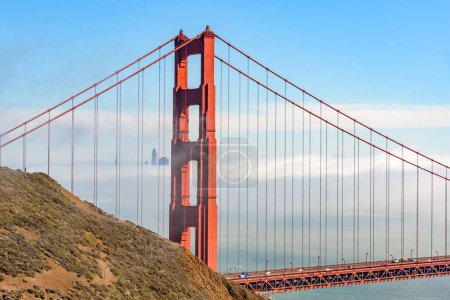 Téléchargez les photos : Pont Golden gate par une matinée ensoleillée d'automne. Une tache de brouillard dérivant de l'océan est en arrière-plan. San Francisco, CA, États-Unis. - en image libre de droit