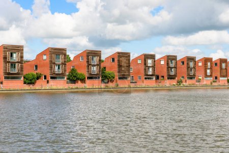 Téléchargez les photos : Maisons individuelles modernes dans un ensemble résidentiel par une journée nuageuse d'été. Groningen, Pays-Bas. - en image libre de droit