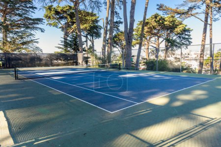 Foto de Cancha de tenis abandonada en un parque público en un día soleado de otoño. San Francisco, CA, Estados Unidos. - Imagen libre de derechos