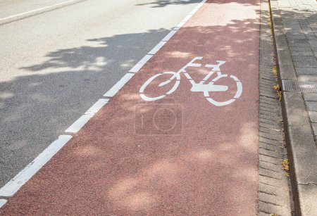 Téléchargez les photos : Voie cyclable le long d'une rue dans un centre-ville. La Haye, Pays-Bas. - en image libre de droit
