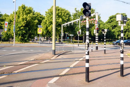 Téléchargez les photos : Feux de circulation à une intersection dans un centre-ville. La Haye, Pays-Bas. - en image libre de droit