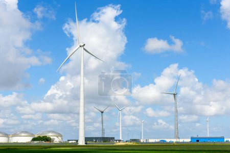 Foto de Turbinas eólicas altas en un parque industrial en un día claro de verano. Eemshaven, Países Bajos. - Imagen libre de derechos