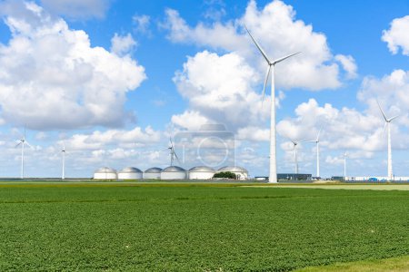 Foto de Turbinas eólicas, paneles solares y tanques de almacenamiento de combustible en un parque industrial en un día soleado de verano. Eemshaven, Países Bajos. - Imagen libre de derechos