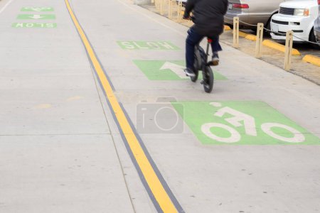 Téléchargez les photos : Cycliste sur une piste cyclable le long d'un parking à côté d'une plage. Santa Monica, CA, États-Unis. - en image libre de droit