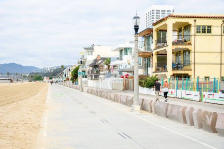 Téléchargez les photos : Piste cyclable et sentier bordé de bâtiments résidentiels colorés sur une plage. Santa Monica, CA, États-Unis. - en image libre de droit